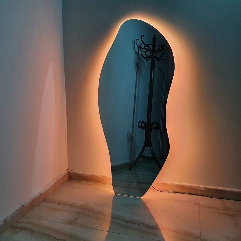 مرآة بشكل طولي تصميم ملفت