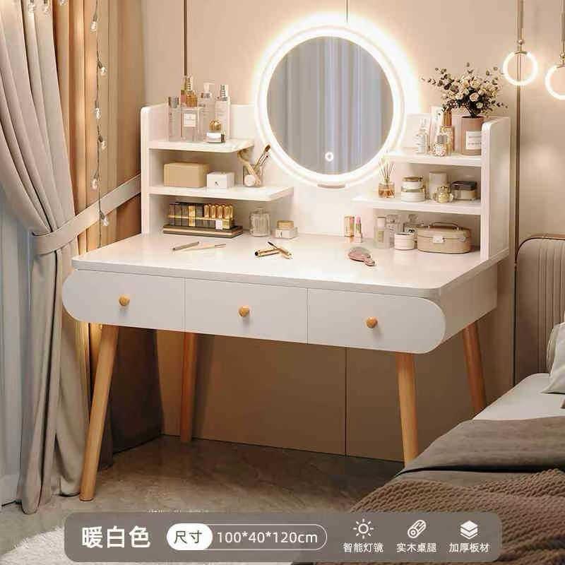 تسريحه عصرية مع مرآه مضيئة